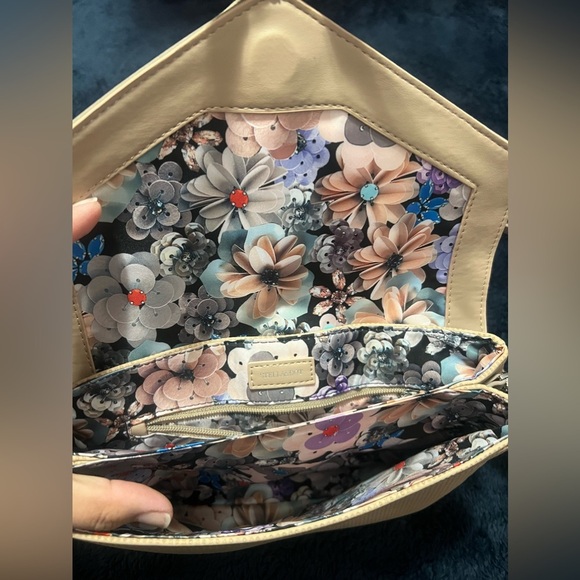 Stella & Dot  3 in 1 Fleurette Crossbody bag Floral Tassel Tan Beige - Picture 5 of 6